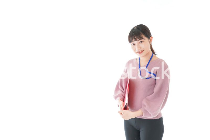 カジュアルウェアで働く若い女性