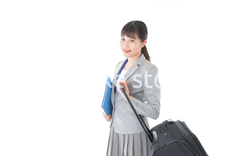 出張に行く若いビジネスウーマン