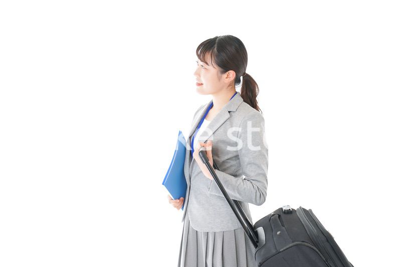 出張に行く若いビジネスウーマン