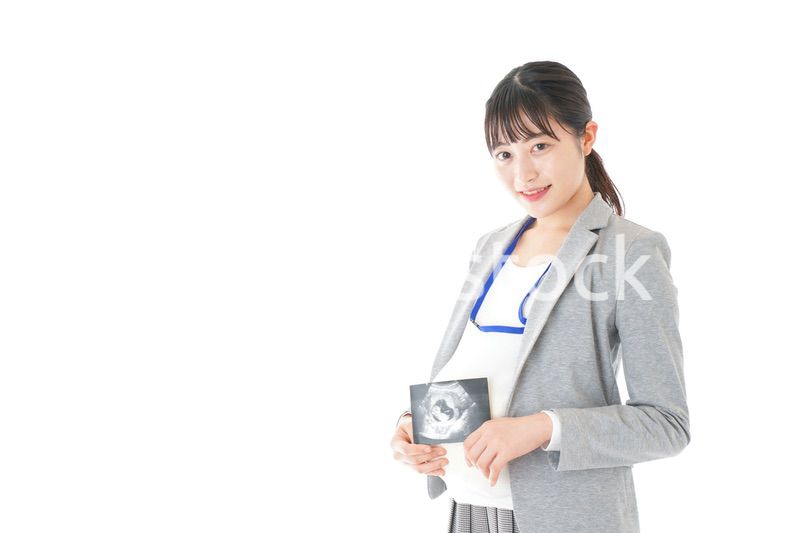 エコー画像を持つ妊娠中のビジネスウーマン
