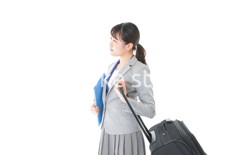 出張に行く若いビジネスウーマン