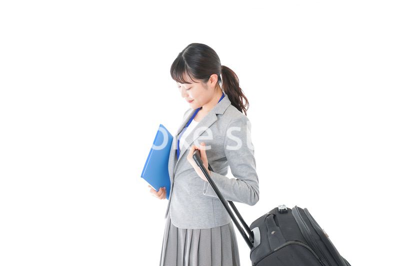 出張に行く若いビジネスウーマン