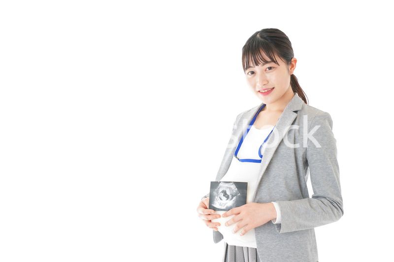エコー画像を持つ妊娠中のビジネスウーマン