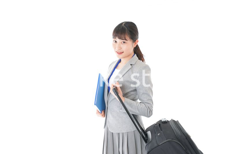 出張に行く若いビジネスウーマン
