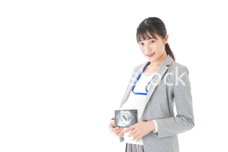 エコー画像を持つ妊娠中のビジネスウーマン