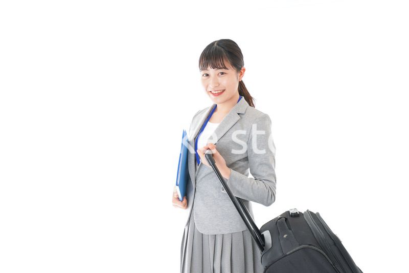出張に行く若いビジネスウーマン