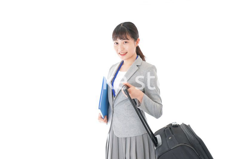 出張に行く若いビジネスウーマン