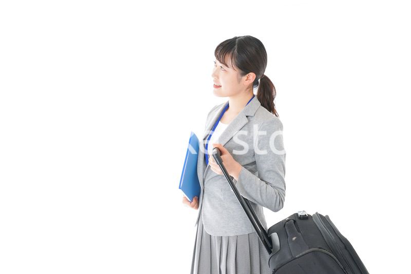 出張に行く若いビジネスウーマン