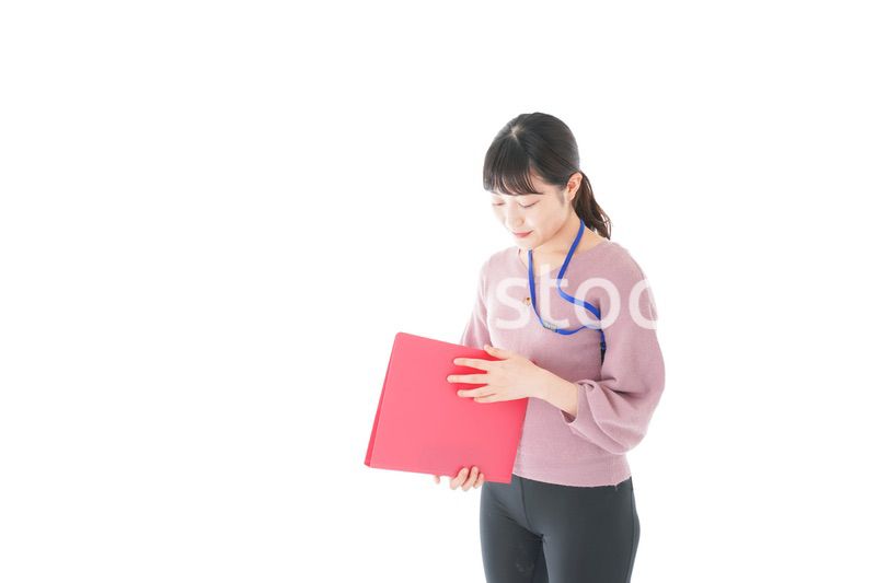 カジュアルウェアで働く若い女性