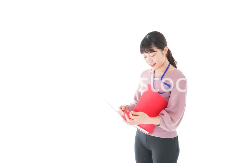 カジュアルウェアで働く若い女性