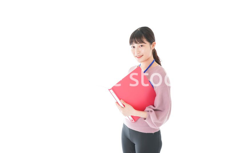 カジュアルウェアで働く若い女性