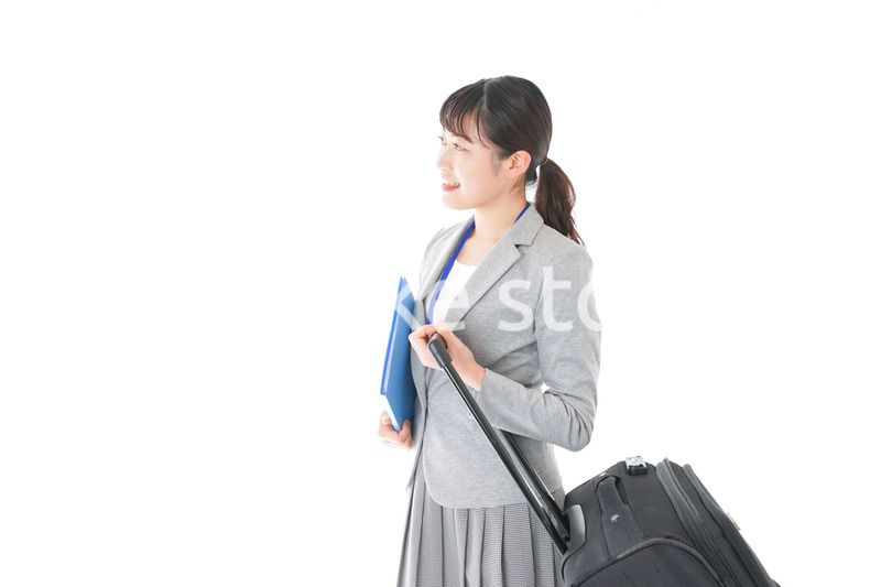 出張に行く若いビジネスウーマン