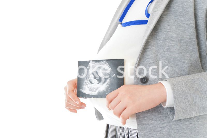 エコー画像を持つ妊娠中のビジネスウーマン