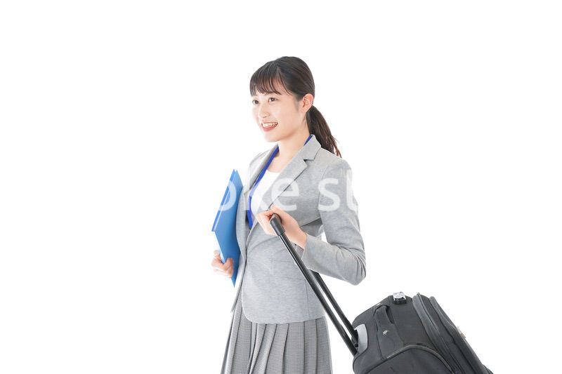 出張に行く若いビジネスウーマン