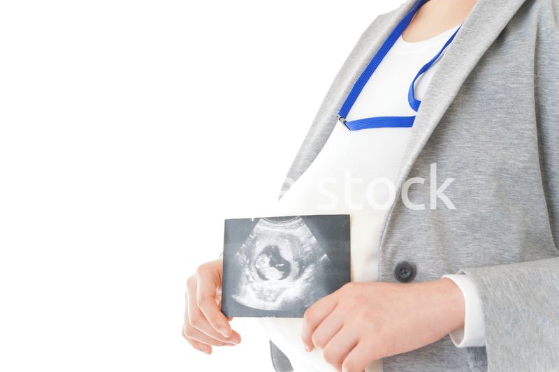 エコー画像を持つ妊娠中のビジネスウーマン