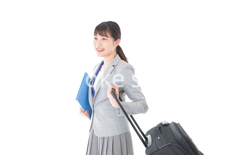 出張に行く若いビジネスウーマン