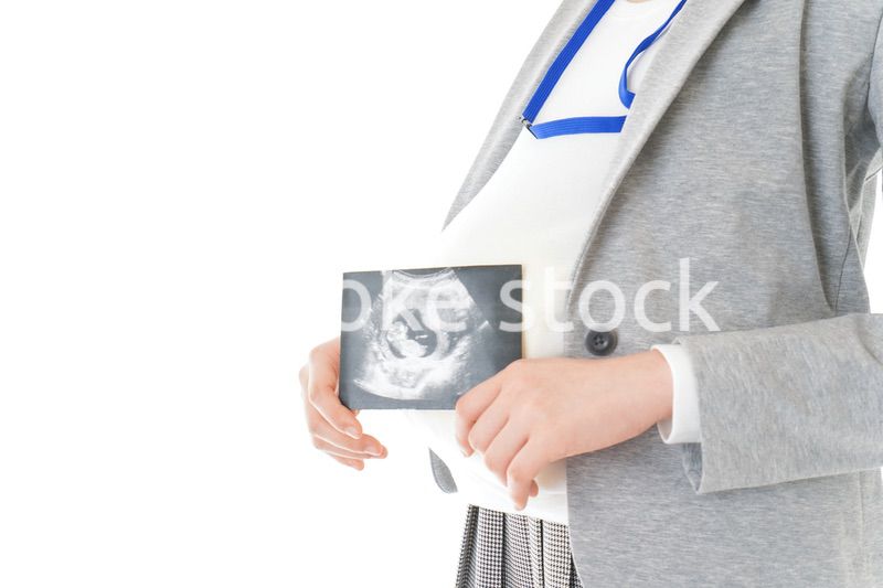 エコー画像を持つ妊娠中のビジネスウーマン