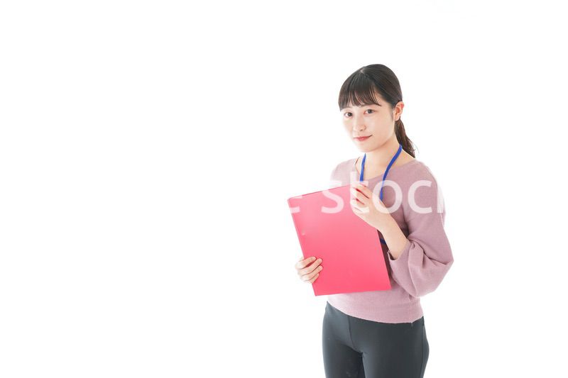 カジュアルウェアで働く若い女性