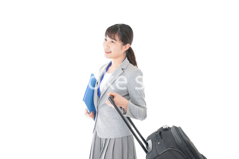 出張に行く若いビジネスウーマン