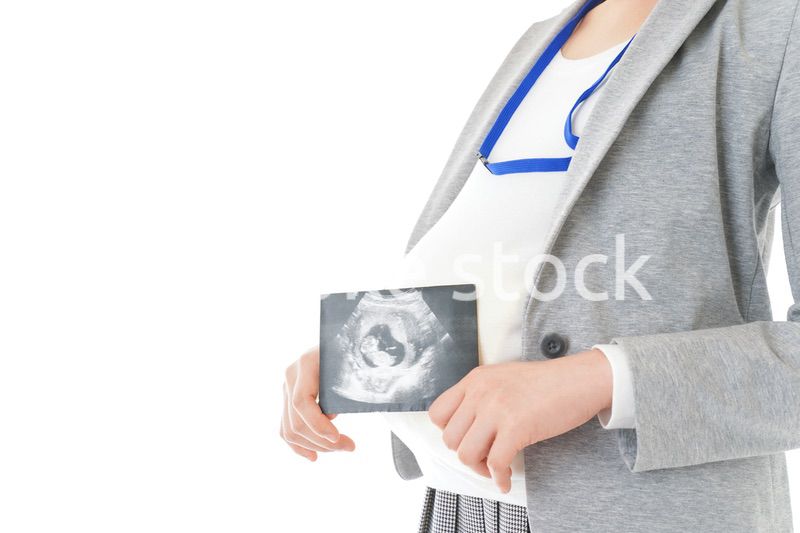 エコー画像を持つ妊娠中のビジネスウーマン
