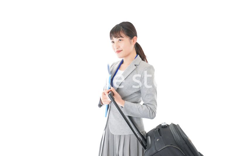 出張に行く若いビジネスウーマン