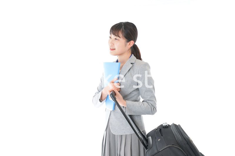 出張に行く若いビジネスウーマン