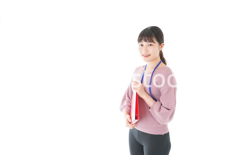 カジュアルウェアで働く若い女性