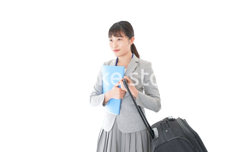 出張に行く若いビジネスウーマン