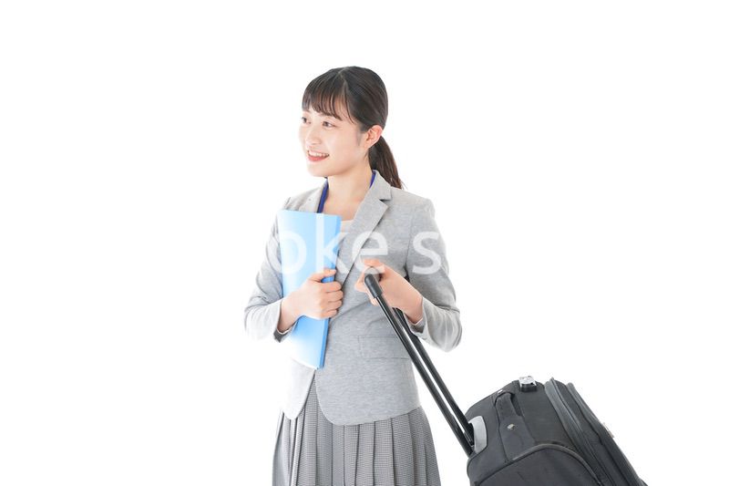 出張に行く若いビジネスウーマン