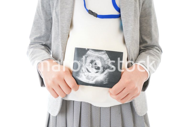 エコー画像を持つ妊娠中のビジネスウーマン