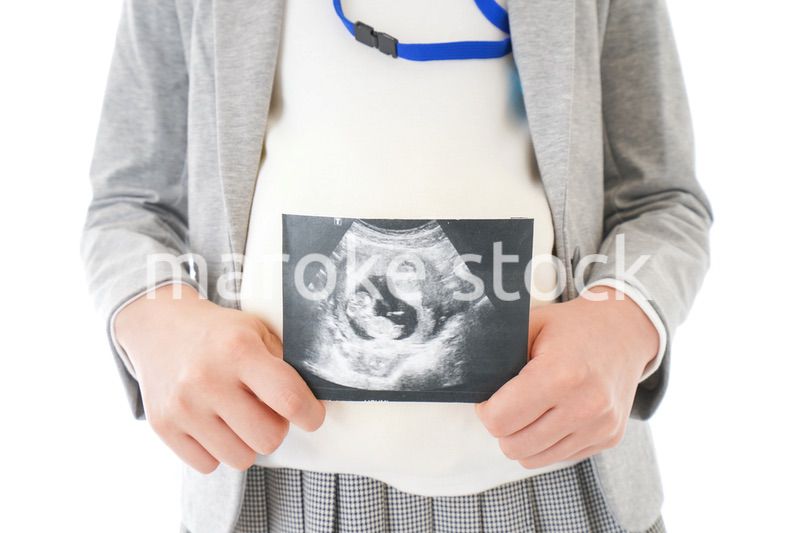 エコー画像を持つ妊娠中のビジネスウーマン