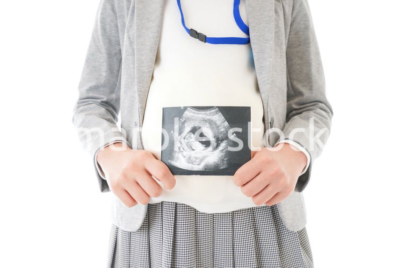 エコー画像を持つ妊娠中のビジネスウーマン
