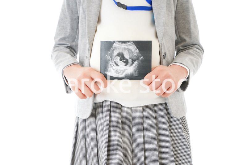 エコー画像を持つ妊娠中のビジネスウーマン