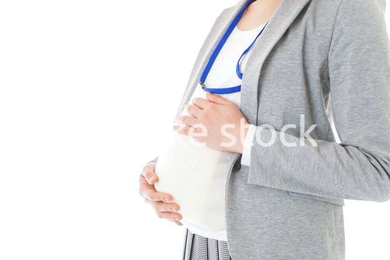 妊娠中の若いビジネスウーマン