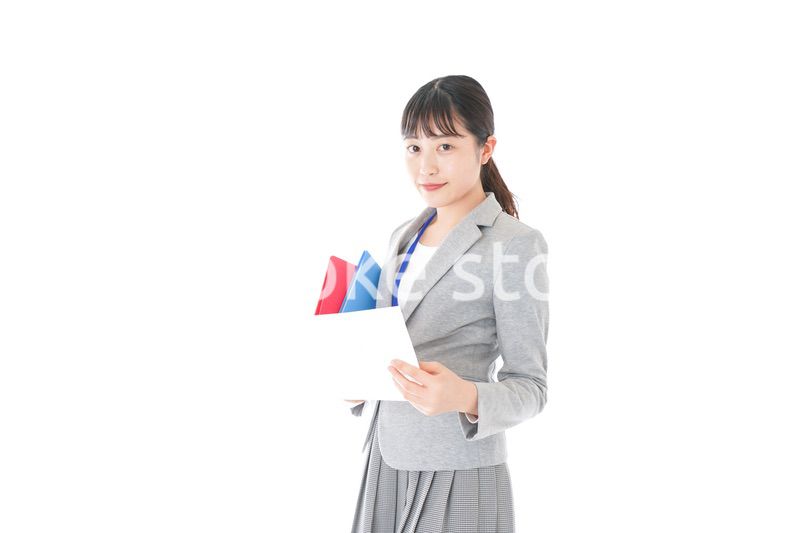 オフィスで書類を確認する若いビジネスウーマン