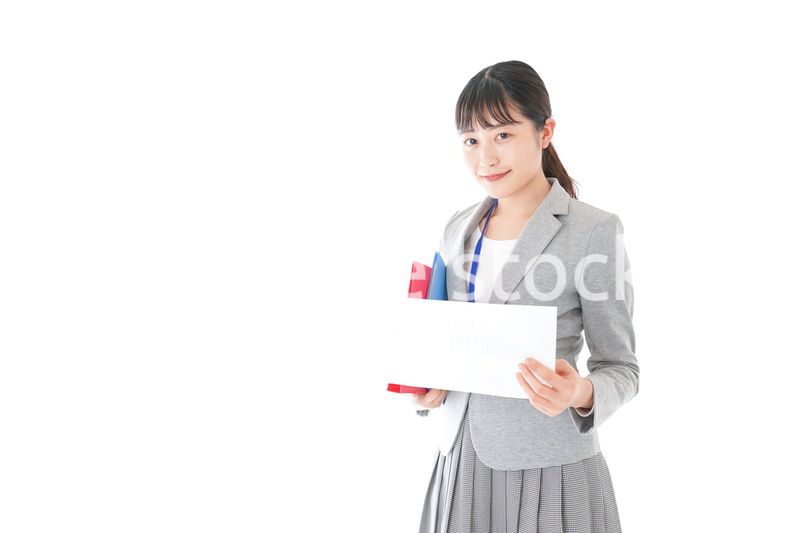 オフィスで書類を確認する若いビジネスウーマン