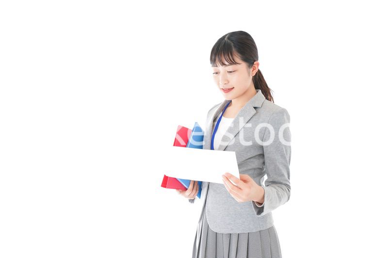 オフィスで書類を確認する若いビジネスウーマン