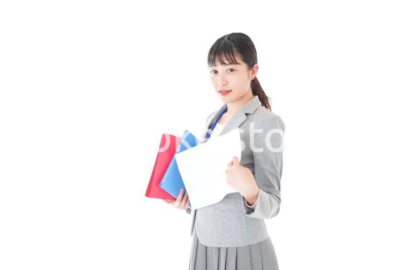 オフィスで書類を確認する若いビジネスウーマン