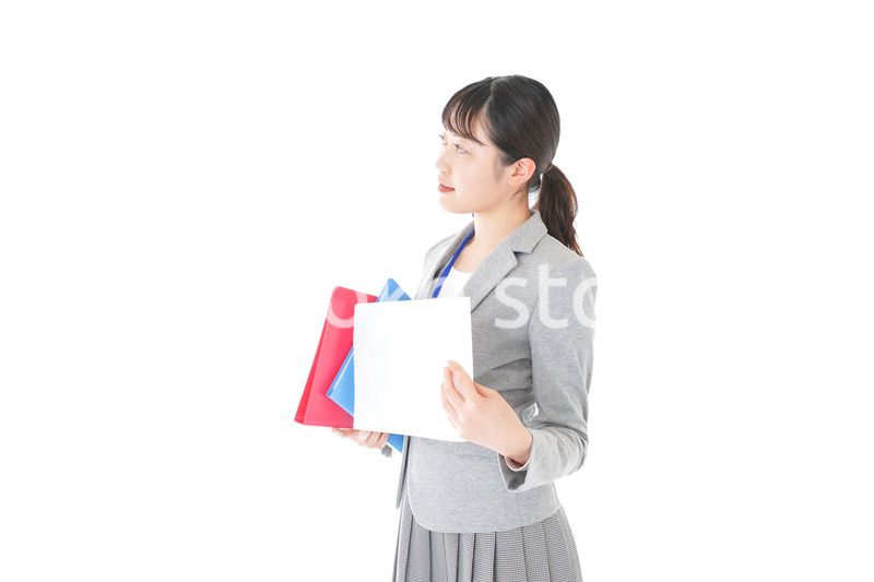 オフィスで書類を確認する若いビジネスウーマン