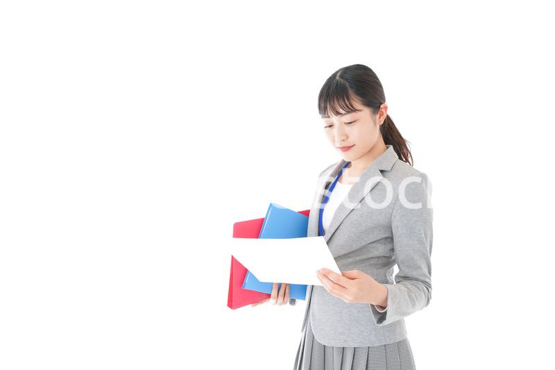 オフィスで書類を確認する若いビジネスウーマン