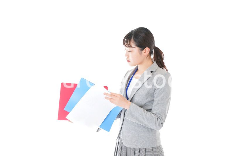 オフィスで書類を確認する若いビジネスウーマン