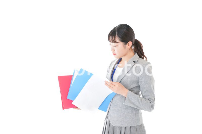 オフィスで書類を確認する若いビジネスウーマン