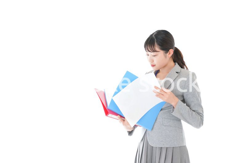 オフィスで書類を確認する若いビジネスウーマン