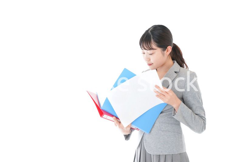 オフィスで書類を確認する若いビジネスウーマン