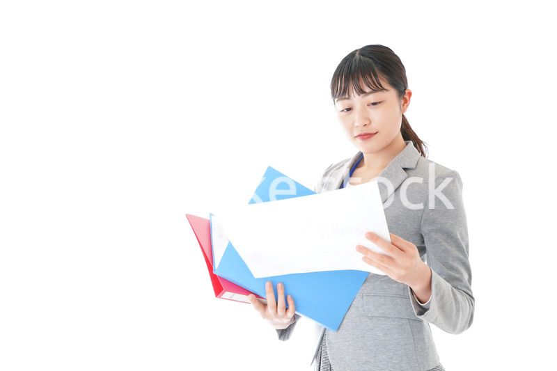 オフィスで書類を確認する若いビジネスウーマン