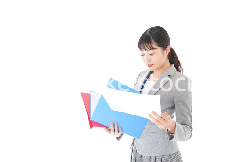 オフィスで書類を確認する若いビジネスウーマン