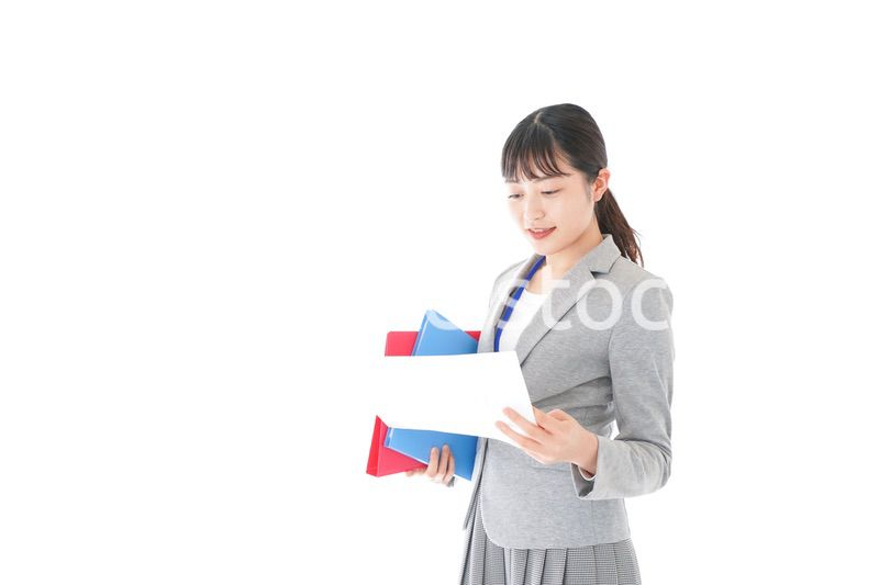 オフィスで書類を確認する若いビジネスウーマン