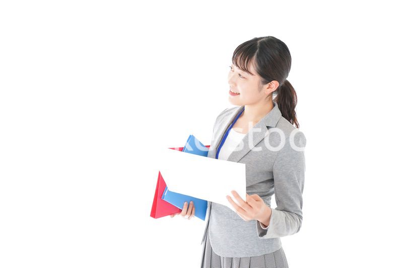 オフィスで書類を確認する若いビジネスウーマン