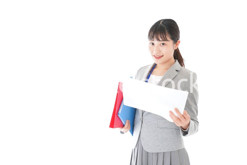 オフィスで書類を確認する若いビジネスウーマン