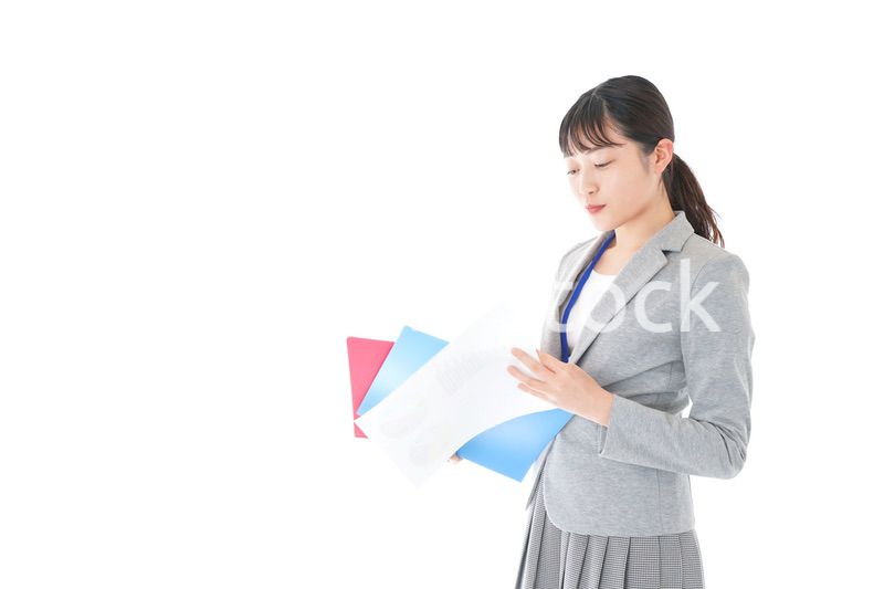 オフィスで書類を確認する若いビジネスウーマン